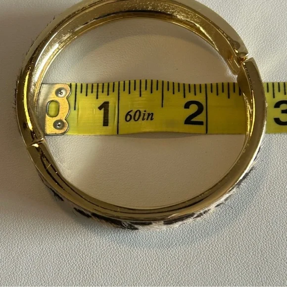 80’s VINTAGE Leopard Print & Gold Metal Cow Hide
Bangle Clamper Bracelet. - Picture 6 of 7